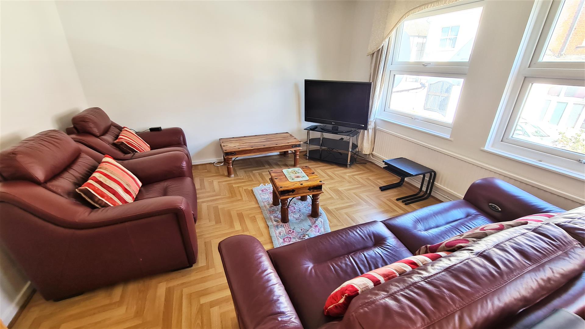 High Road, Arnos Grove, N11. Homelink Lettings & Estates Estate